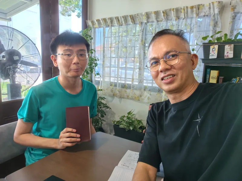 Pastor Jony training a young believer with an open Bible